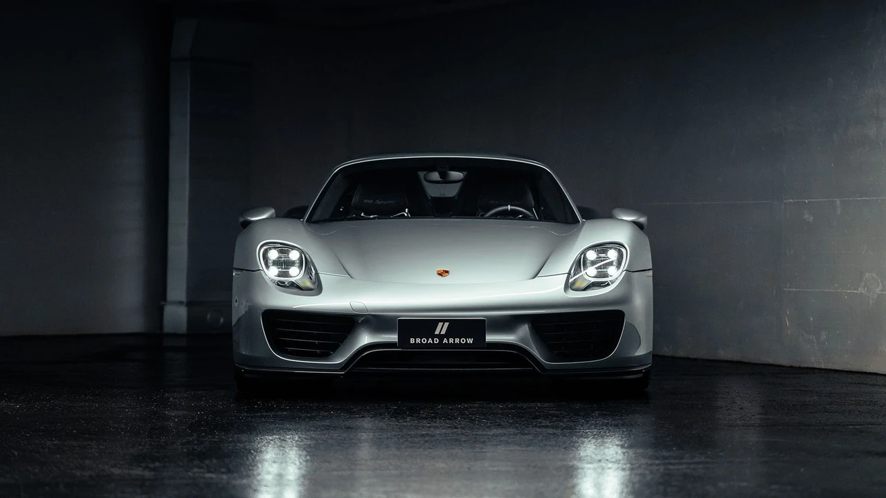 2015 Porsche 918 Spyder - Image 12 of 31