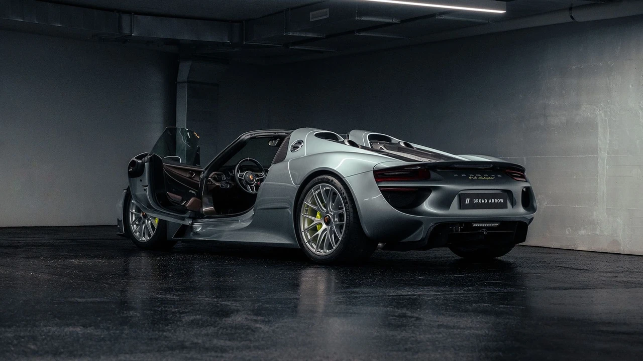 2015 Porsche 918 Spyder - Image 25 of 31