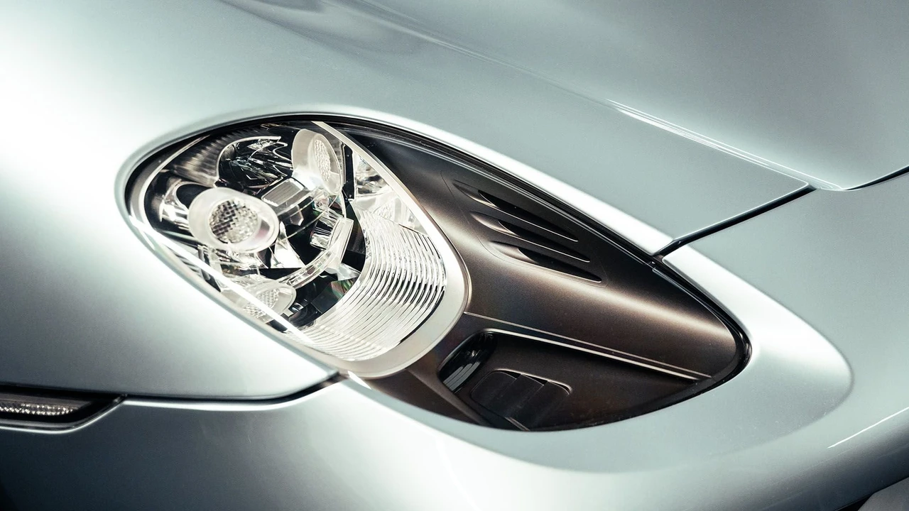 2015 Porsche 918 Spyder - Image 29 of 31