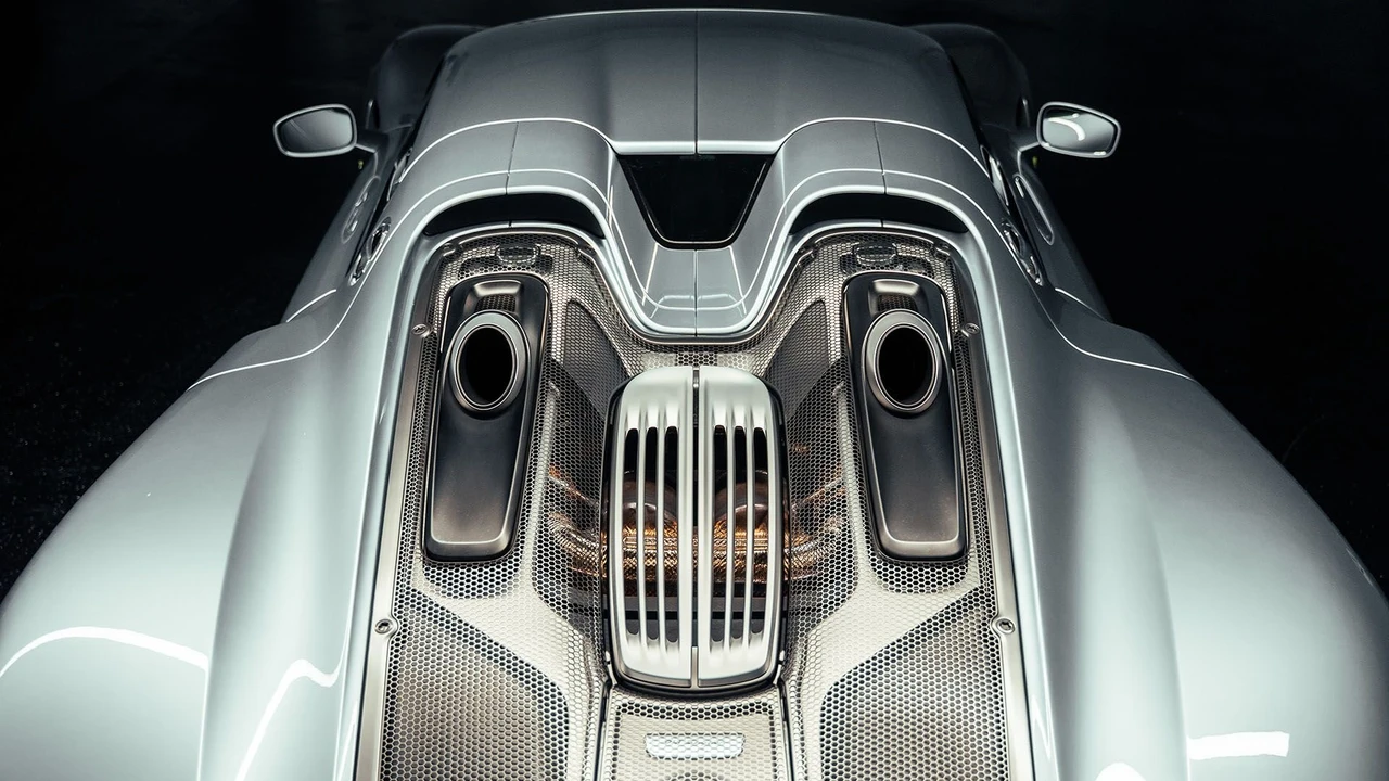 2015 Porsche 918 Spyder - Image 9 of 31