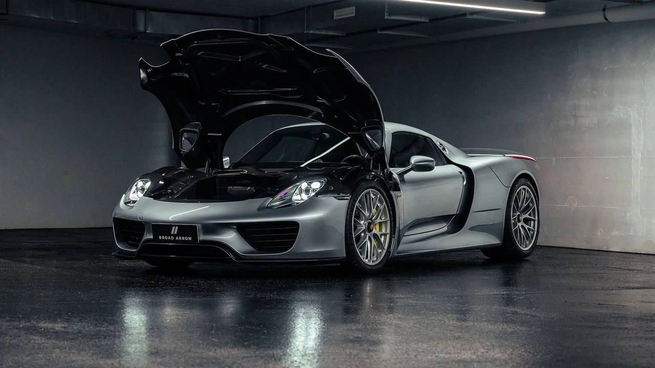 2015 Porsche 918 Spyder - Image 20 of 31