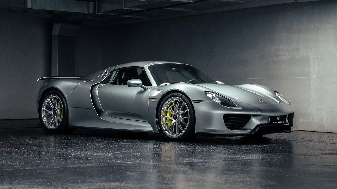2015 Porsche 918 Spyder - Image 13 of 31