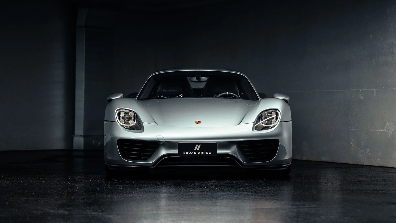 2015 Porsche 918 Spyder - Image 10 of 31