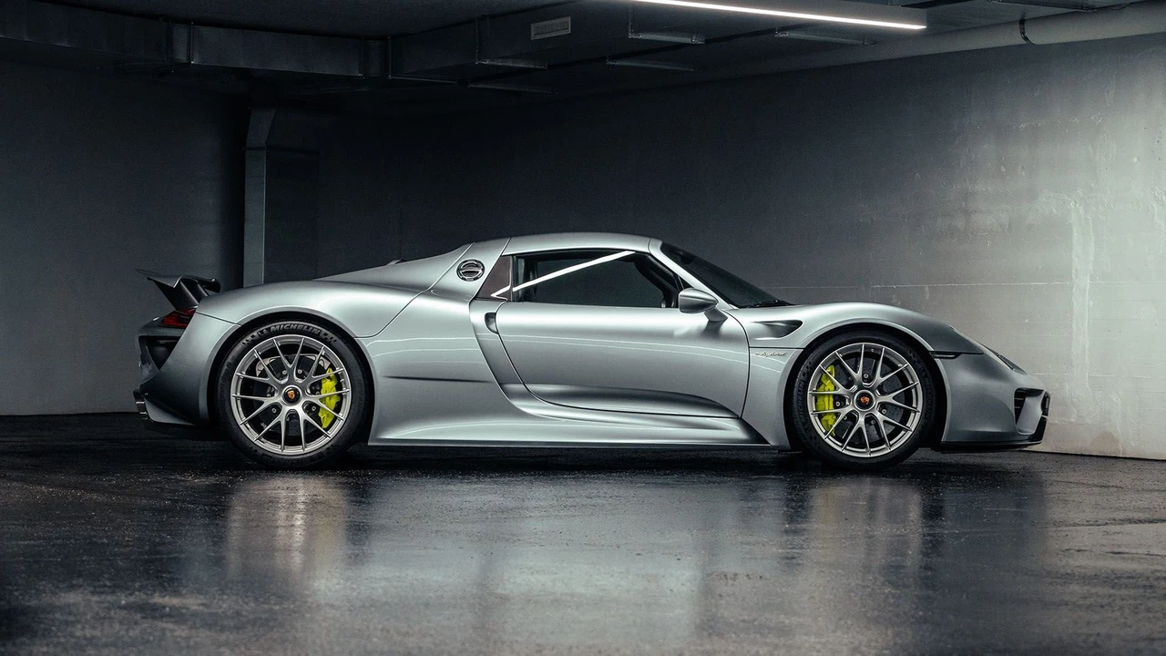 2015 Porsche 918 Spyder - Image 16 of 31