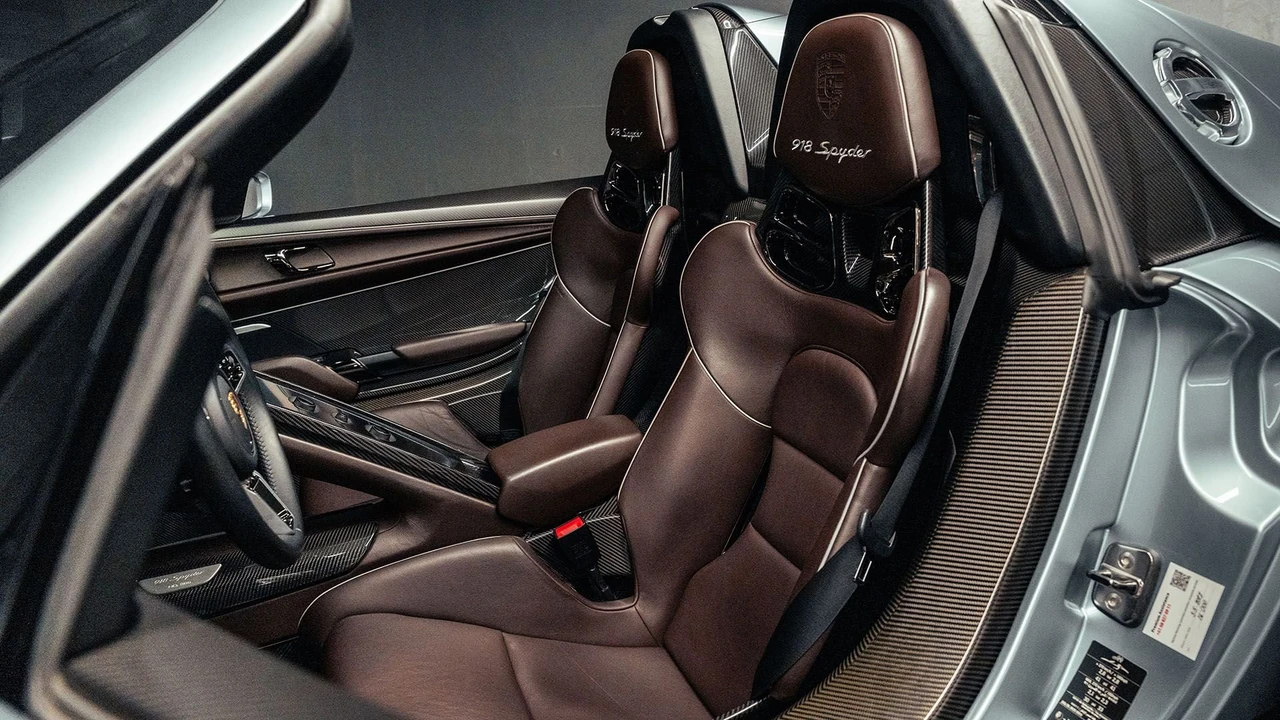 2015 Porsche 918 Spyder - Image 11 of 31