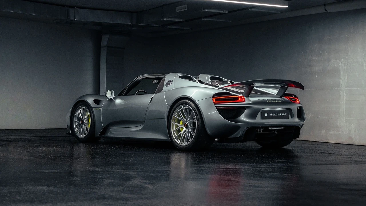 2015 Porsche 918 Spyder - Image 18 of 31