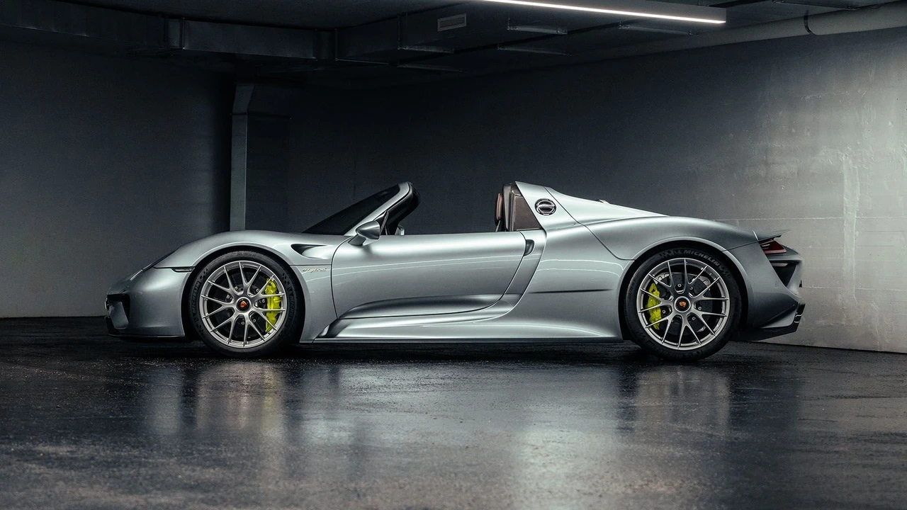 2015 Porsche 918 Spyder - Image 15 of 31