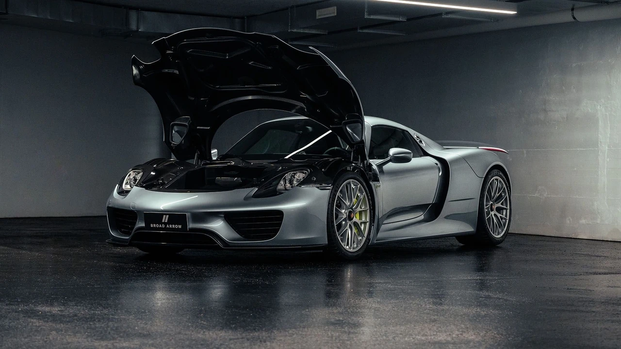 2015 Porsche 918 Spyder - Image 24 of 31