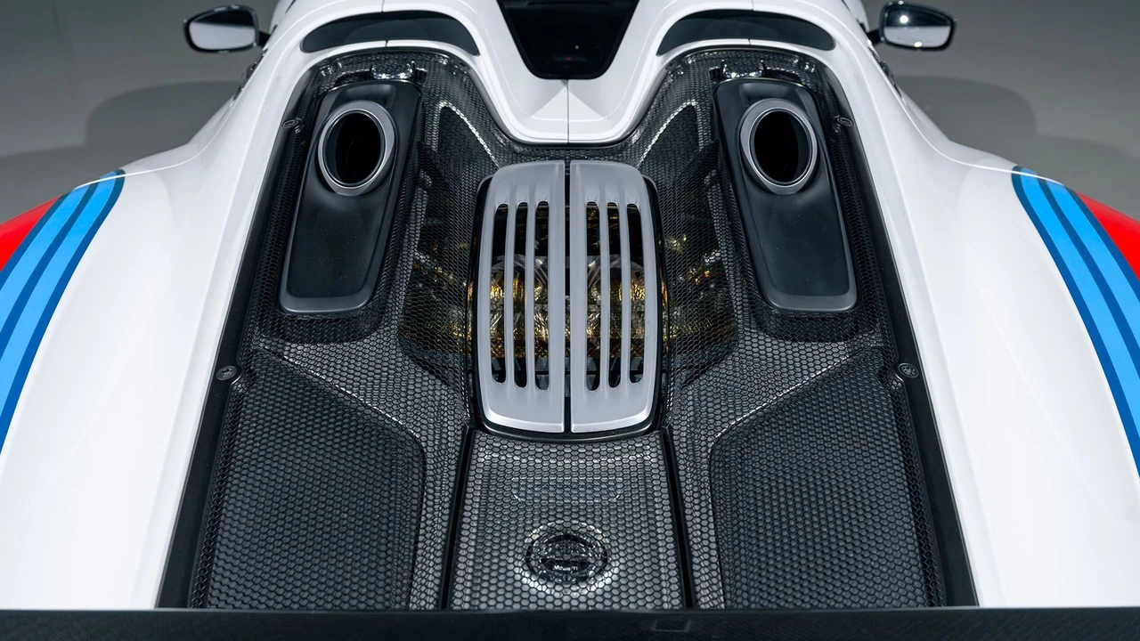 2015 Porsche 918 Spyder - Image 8 of 31