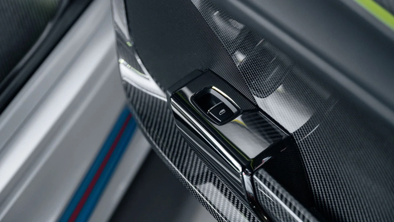 2015 Porsche 918 Spyder - Image 18 of 31