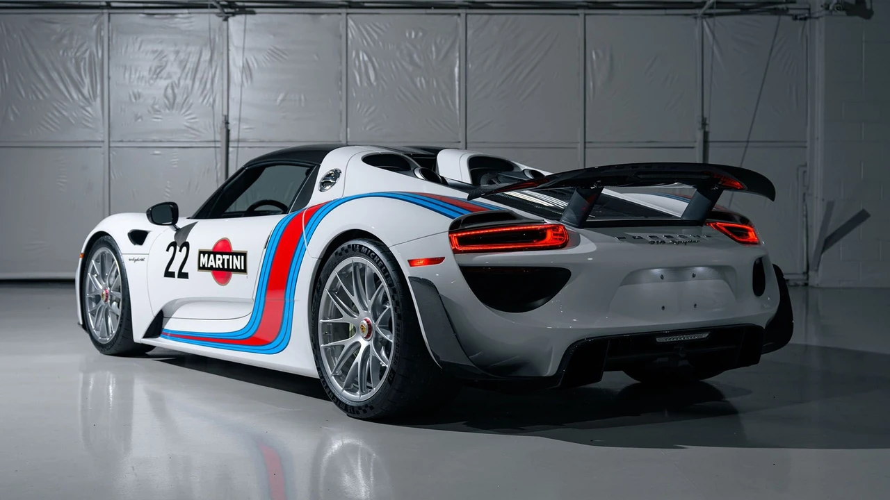 2015 Porsche 918 Spyder - Image 14 of 31