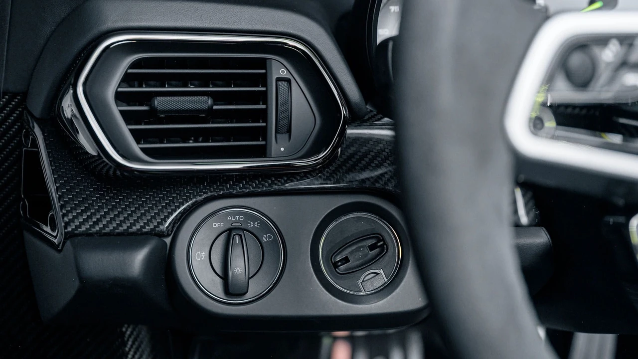 2015 Porsche 918 Spyder - Image 22 of 31