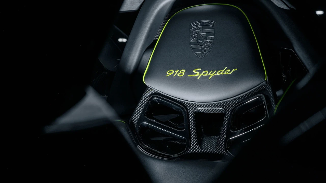 2015 Porsche 918 Spyder - Image 26 of 31