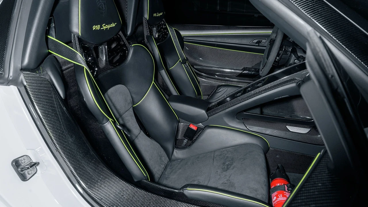 2015 Porsche 918 Spyder - Image 20 of 31