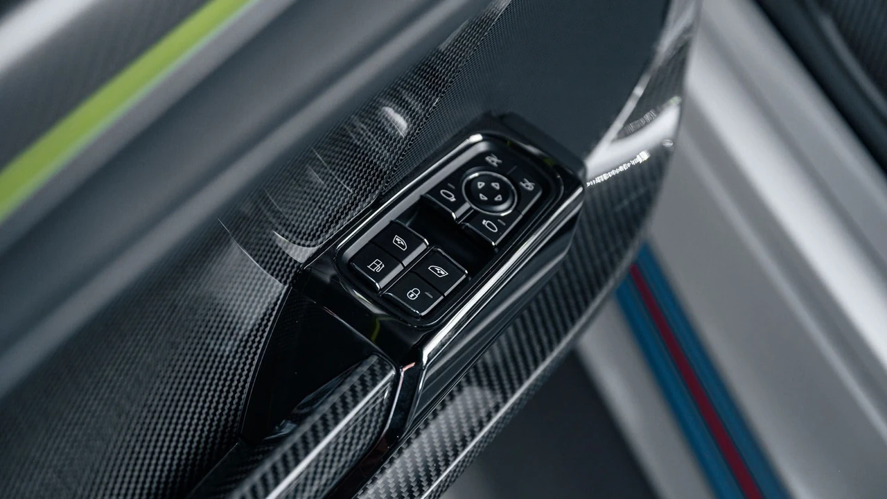 2015 Porsche 918 Spyder - Image 17 of 31
