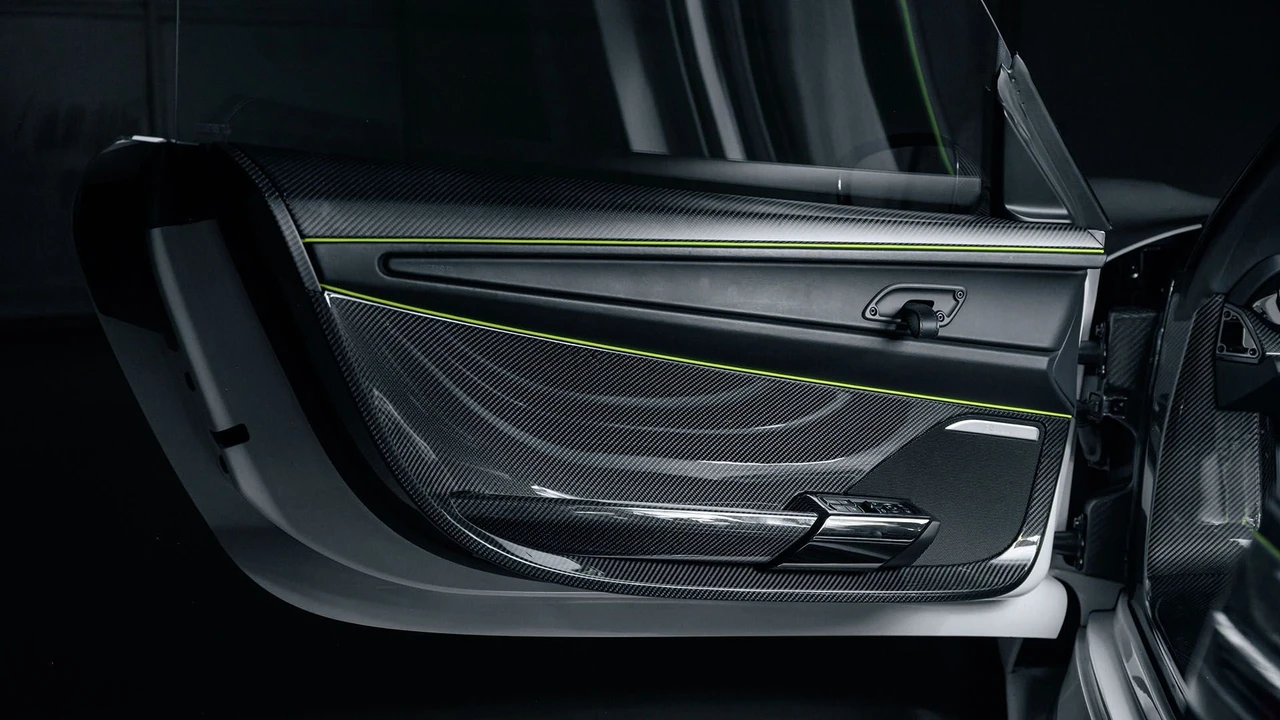 2015 Porsche 918 Spyder - Image 15 of 31