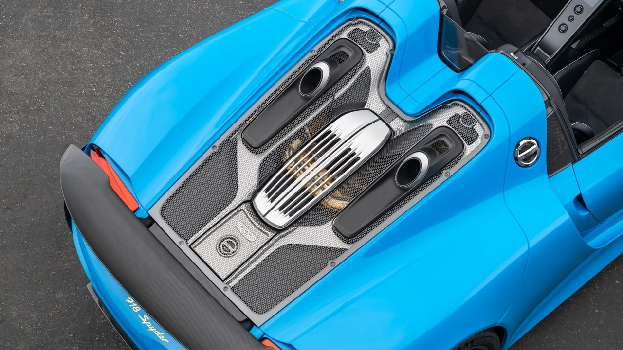 2015 Porsche 918 Spyder - Image 10 of 31