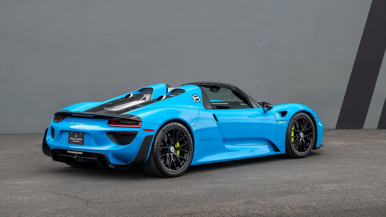 2015 Porsche 918 Spyder - Image 14 of 31