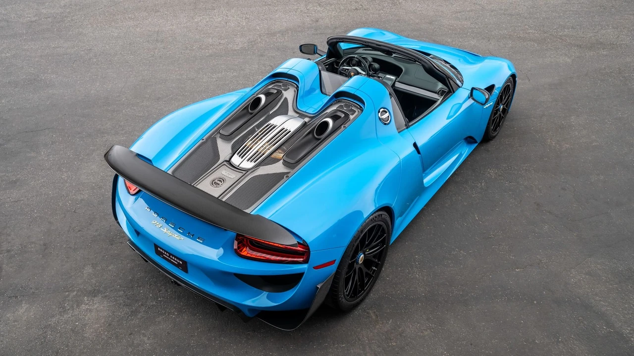 2015 Porsche 918 Spyder - Image 13 of 31