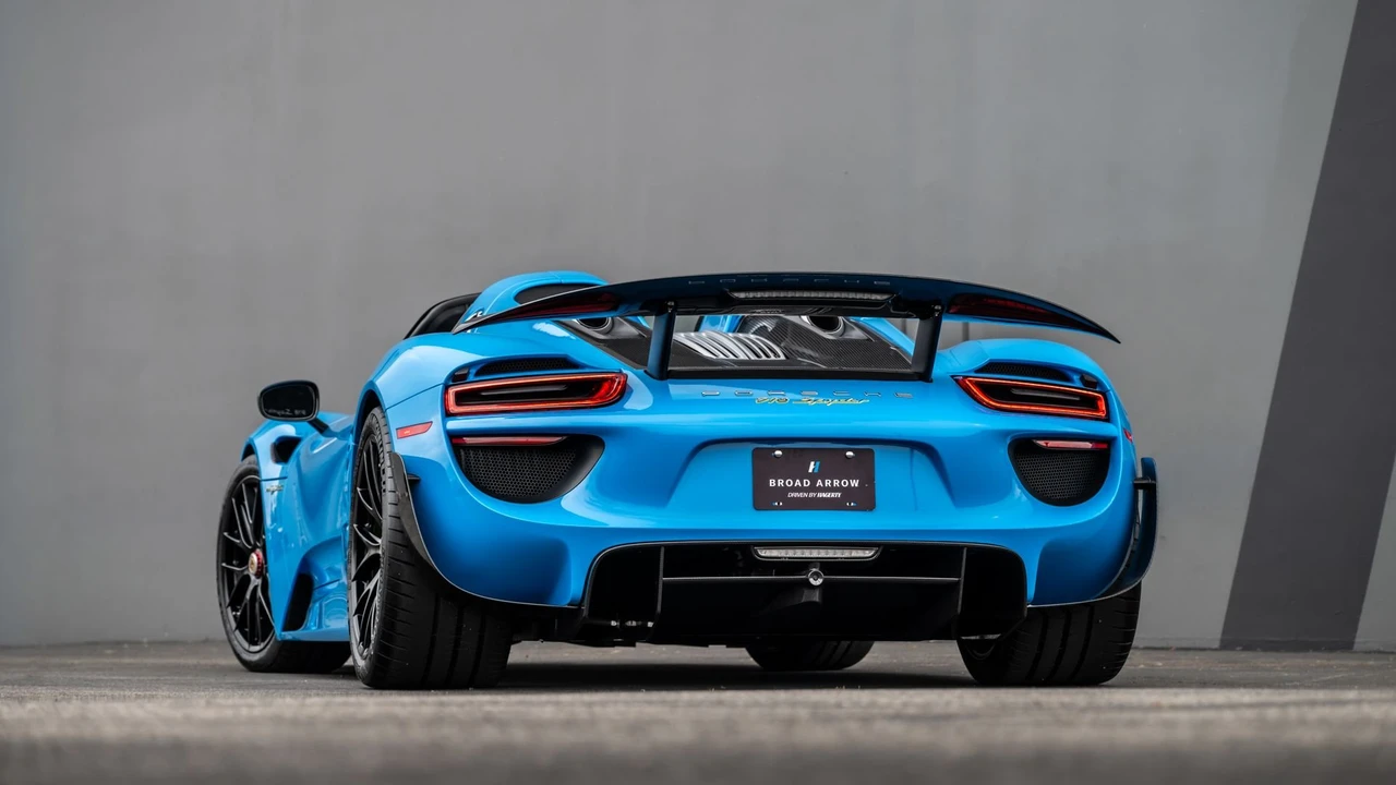 2015 Porsche 918 Spyder - Image 16 of 31