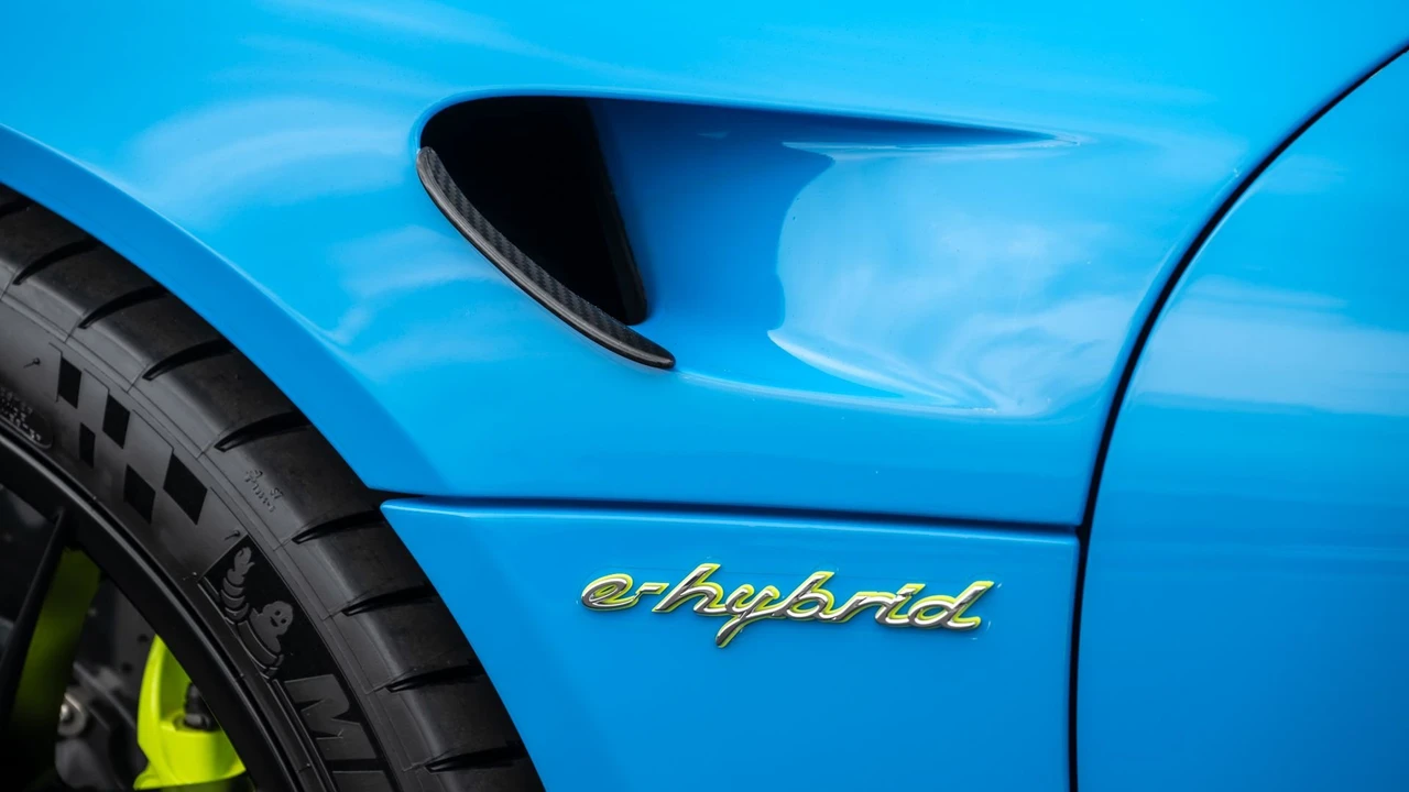 2015 Porsche 918 Spyder - Image 30 of 31