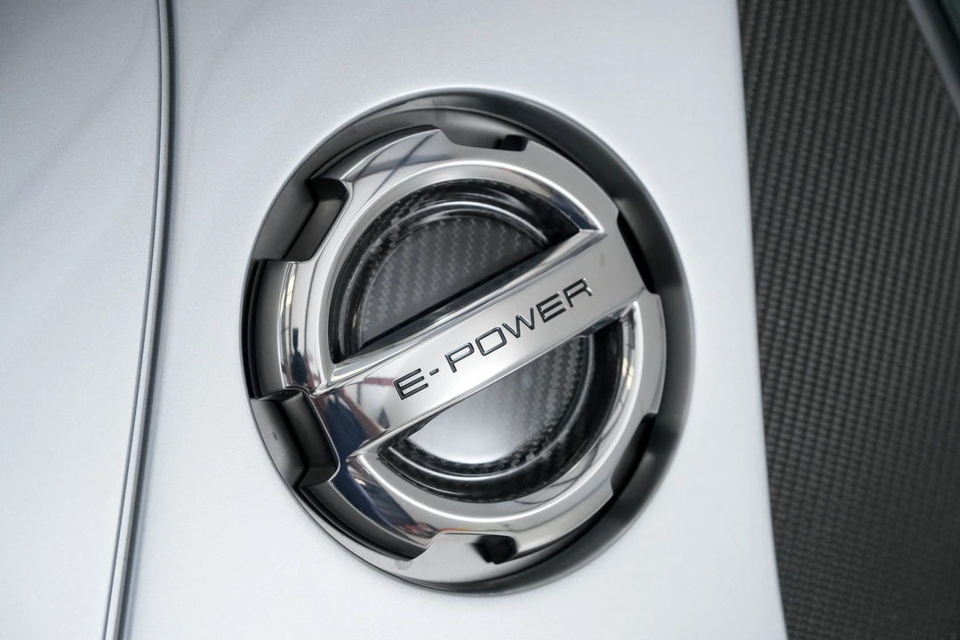 2015 Porsche 918 Spyder - Image 15 of 24