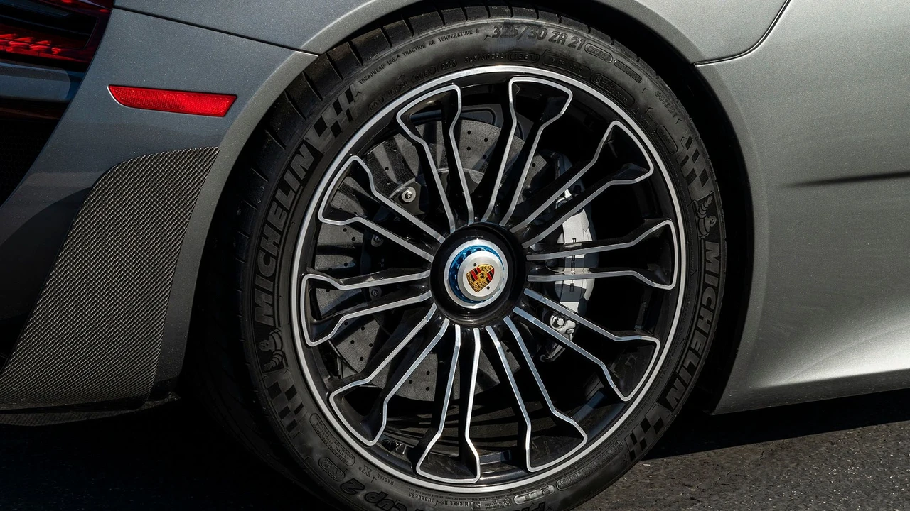 2015 Porsche 918 Spyder - Image 25 of 31