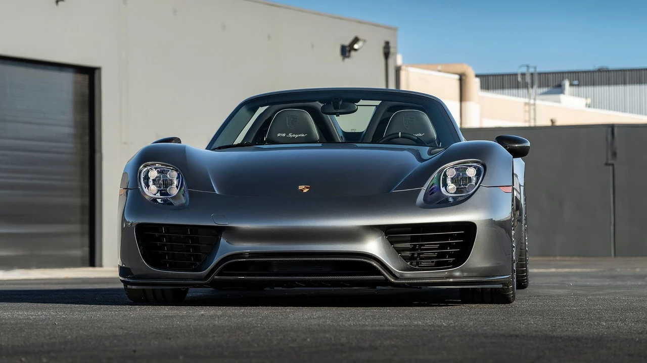 2015 Porsche 918 Spyder - Image 10 of 31