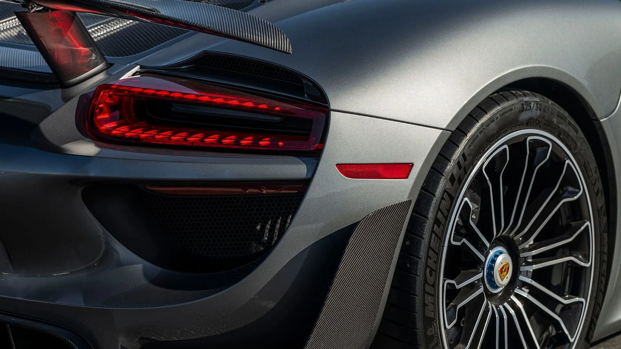 2015 Porsche 918 Spyder - Image 28 of 31