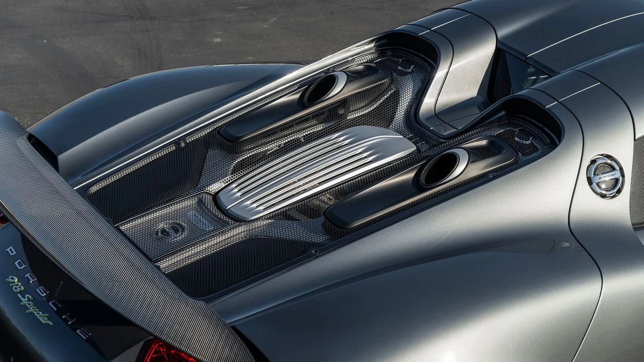 2015 Porsche 918 Spyder - Image 8 of 31