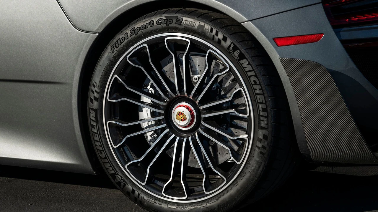 2015 Porsche 918 Spyder - Image 29 of 31