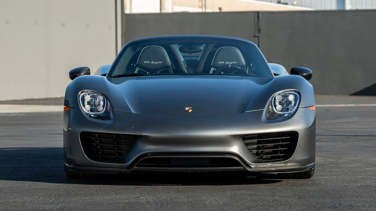 2015 Porsche 918 Spyder - Image 11 of 31