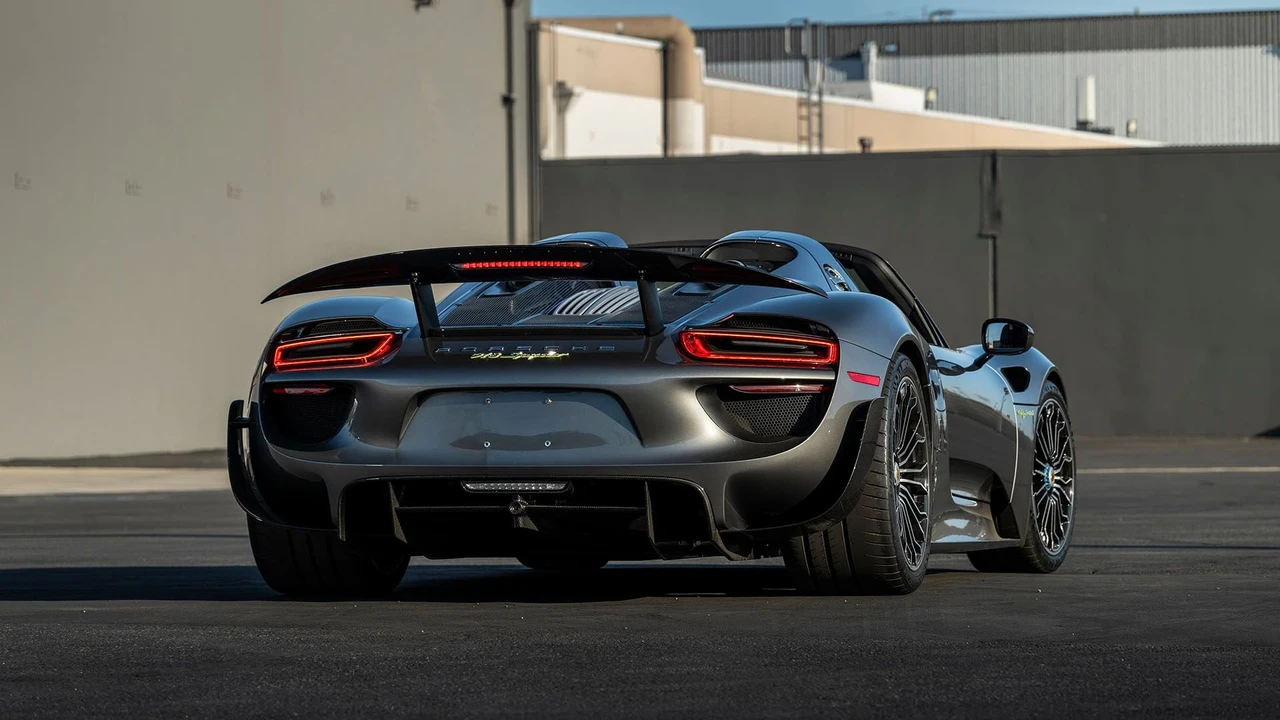 2015 Porsche 918 Spyder - Image 12 of 31