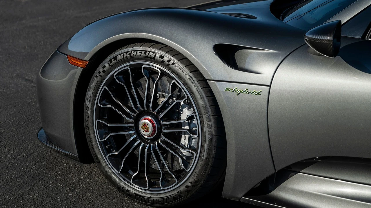 2015 Porsche 918 Spyder - Image 17 of 31