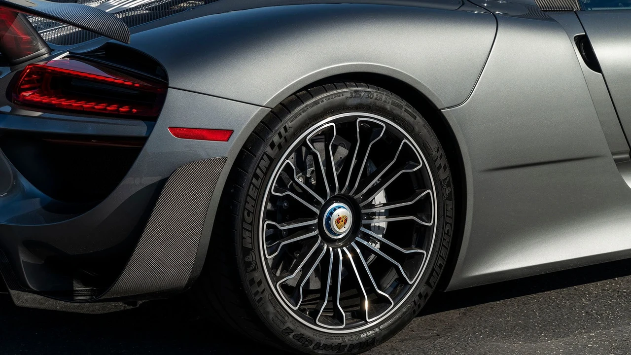 2015 Porsche 918 Spyder - Image 22 of 31