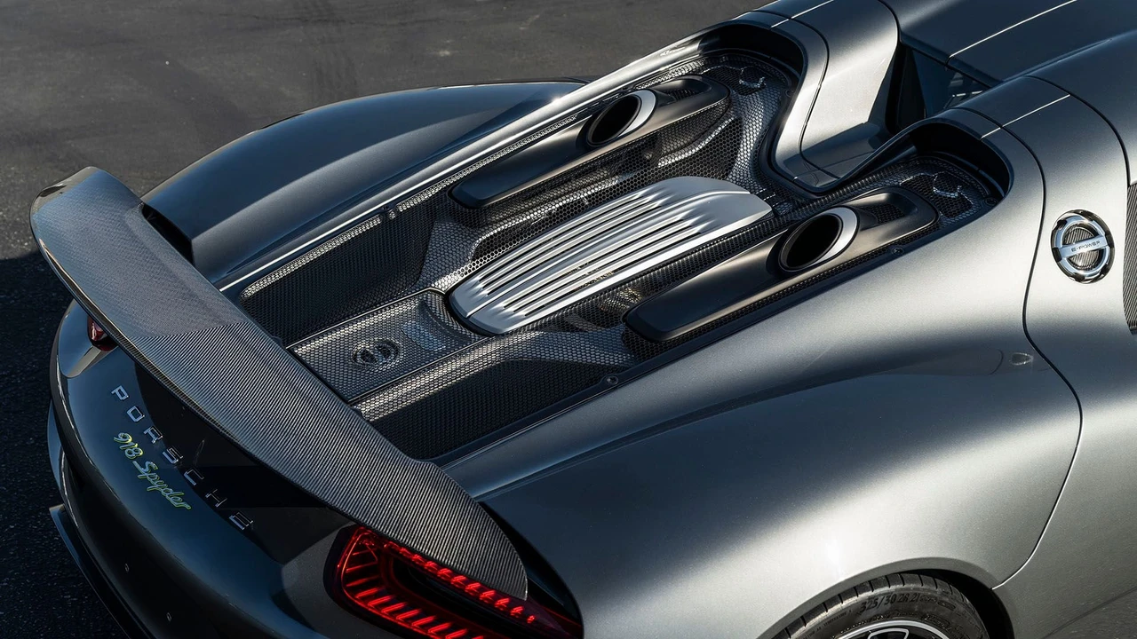 2015 Porsche 918 Spyder - Image 26 of 31