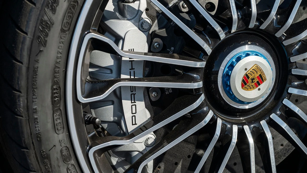 2015 Porsche 918 Spyder - Image 23 of 31