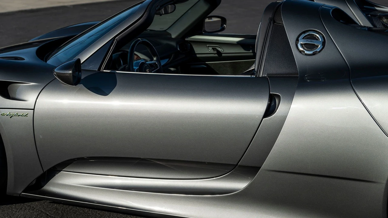 2015 Porsche 918 Spyder - Image 15 of 31