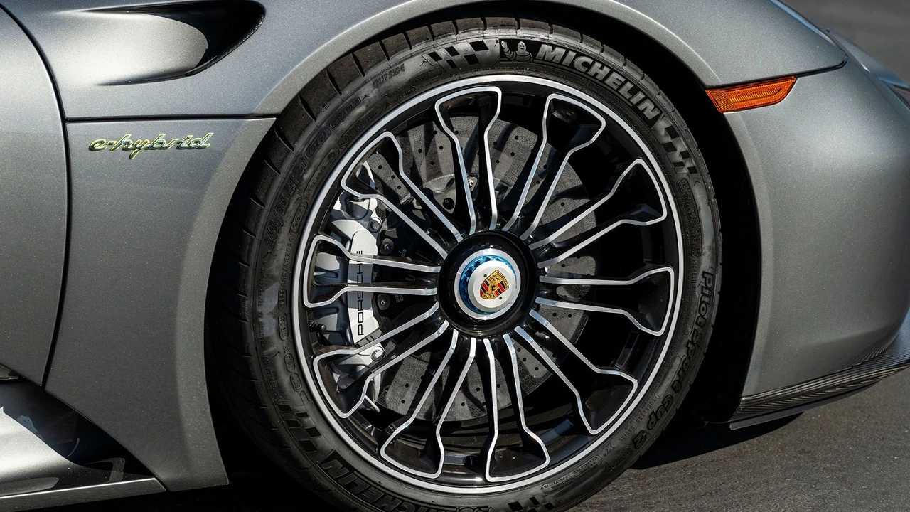 2015 Porsche 918 Spyder - Image 16 of 31