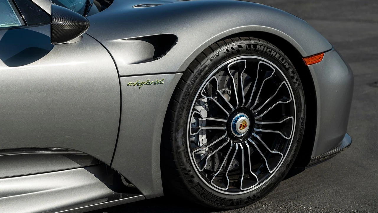 2015 Porsche 918 Spyder - Image 18 of 31