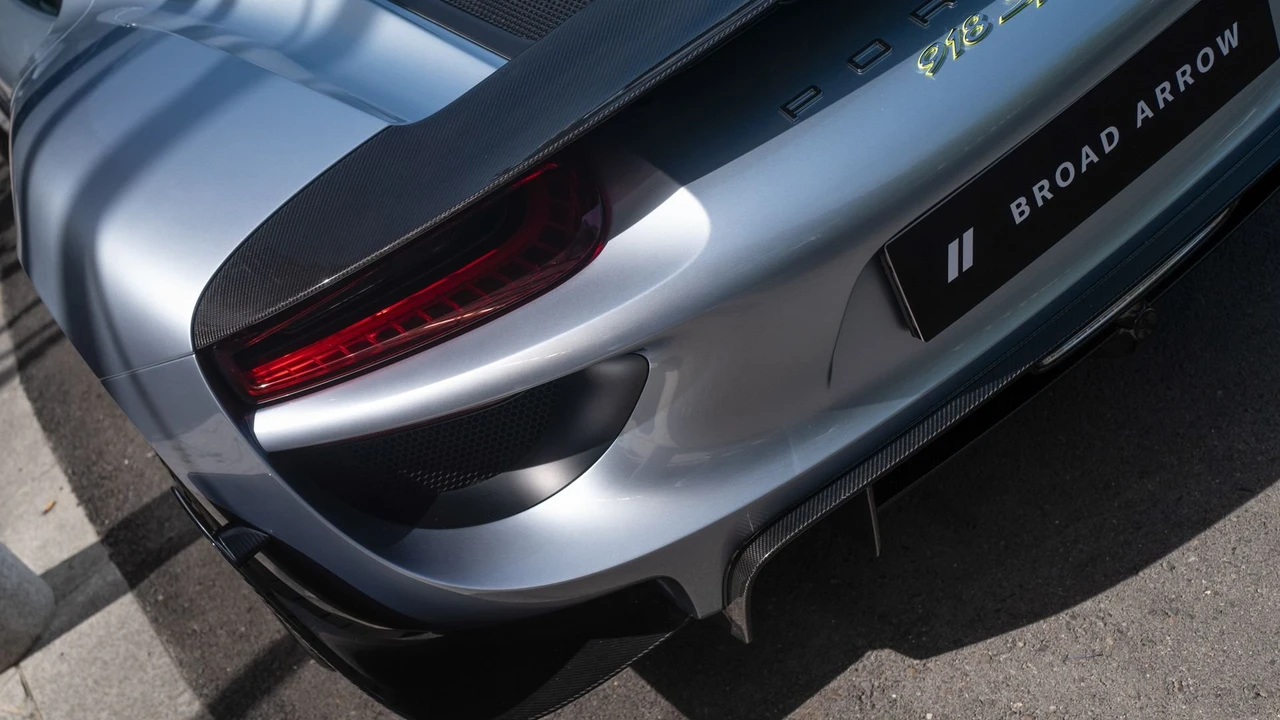 2015 Porsche 918 Spyder - Image 14 of 31