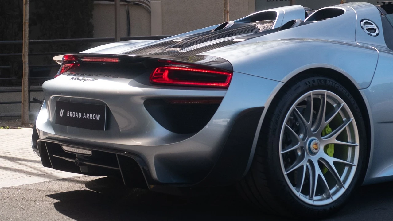 2015 Porsche 918 Spyder - Image 8 of 31