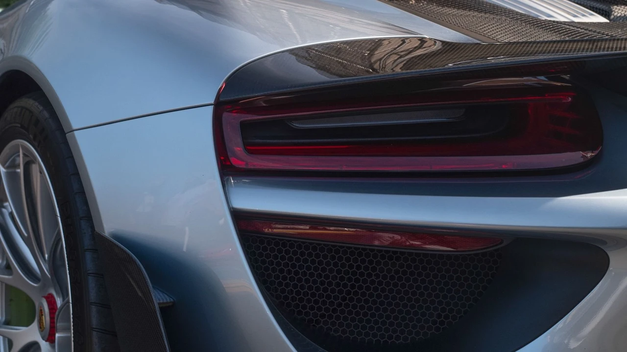 2015 Porsche 918 Spyder - Image 15 of 31