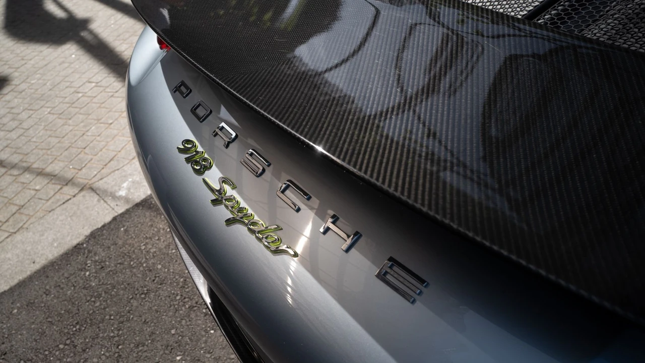 2015 Porsche 918 Spyder - Image 10 of 31
