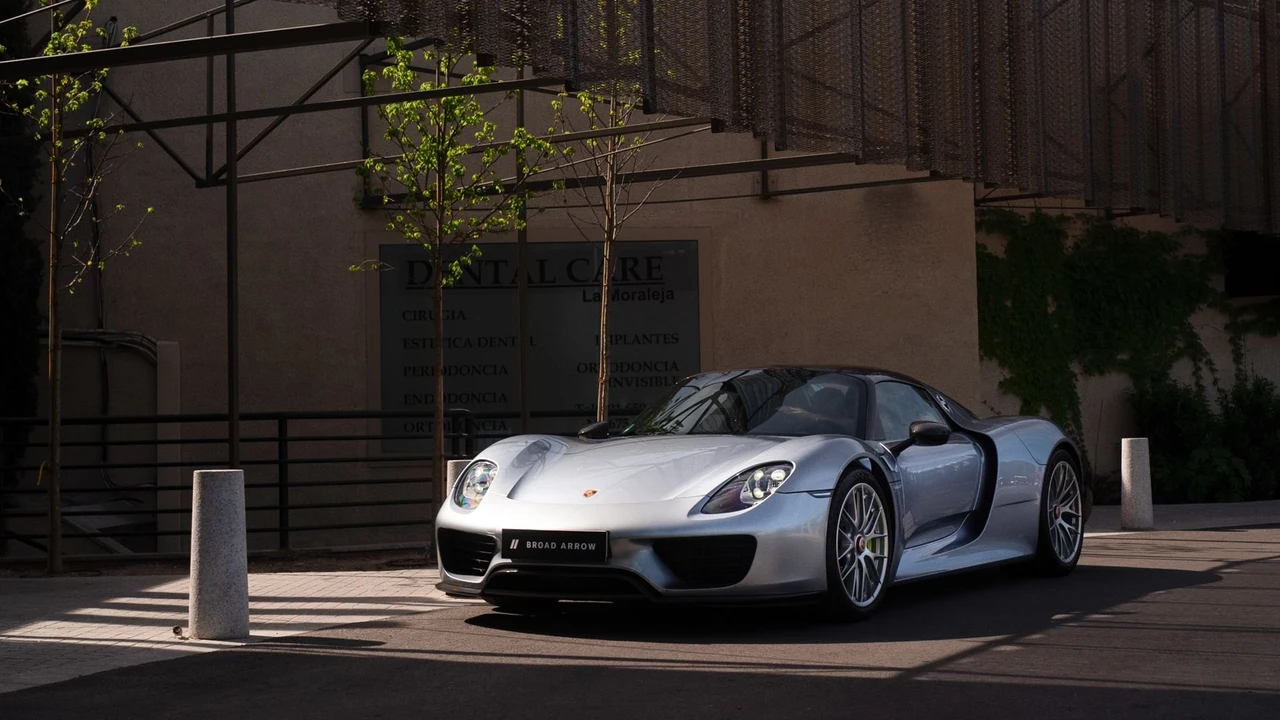 2015 Porsche 918 Spyder - Image 19 of 31