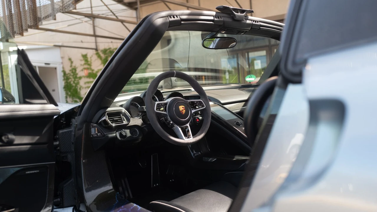 2015 Porsche 918 Spyder - Image 21 of 31