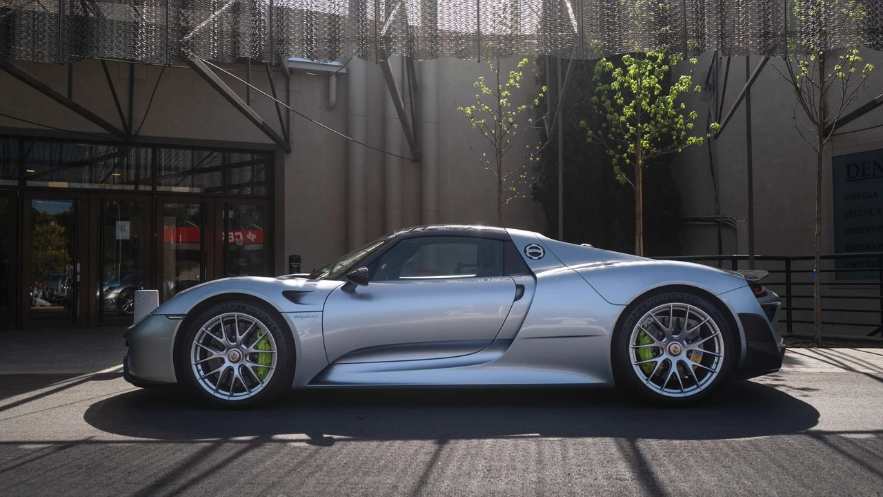 2015 Porsche 918 Spyder - Image 3 of 31