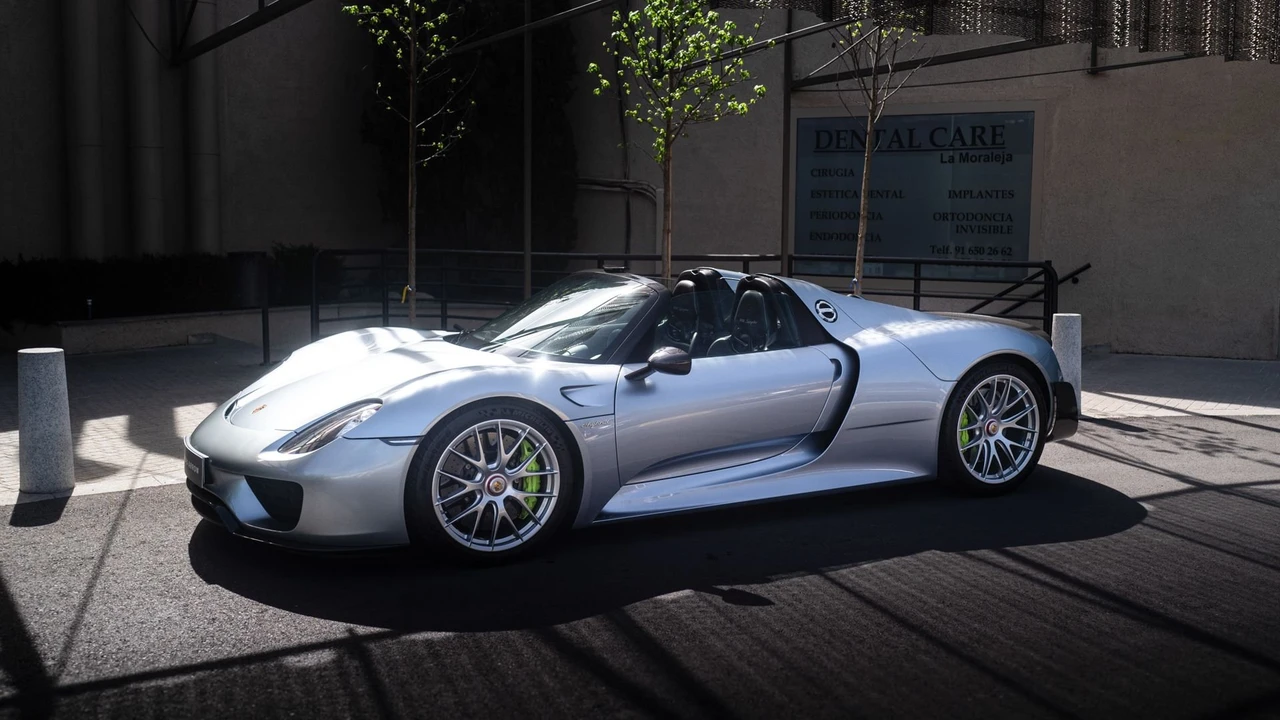2015 Porsche 918 Spyder - Image 12 of 31