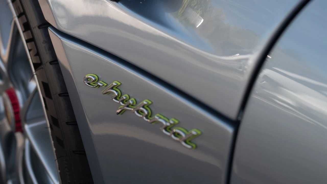 2015 Porsche 918 Spyder - Image 17 of 31