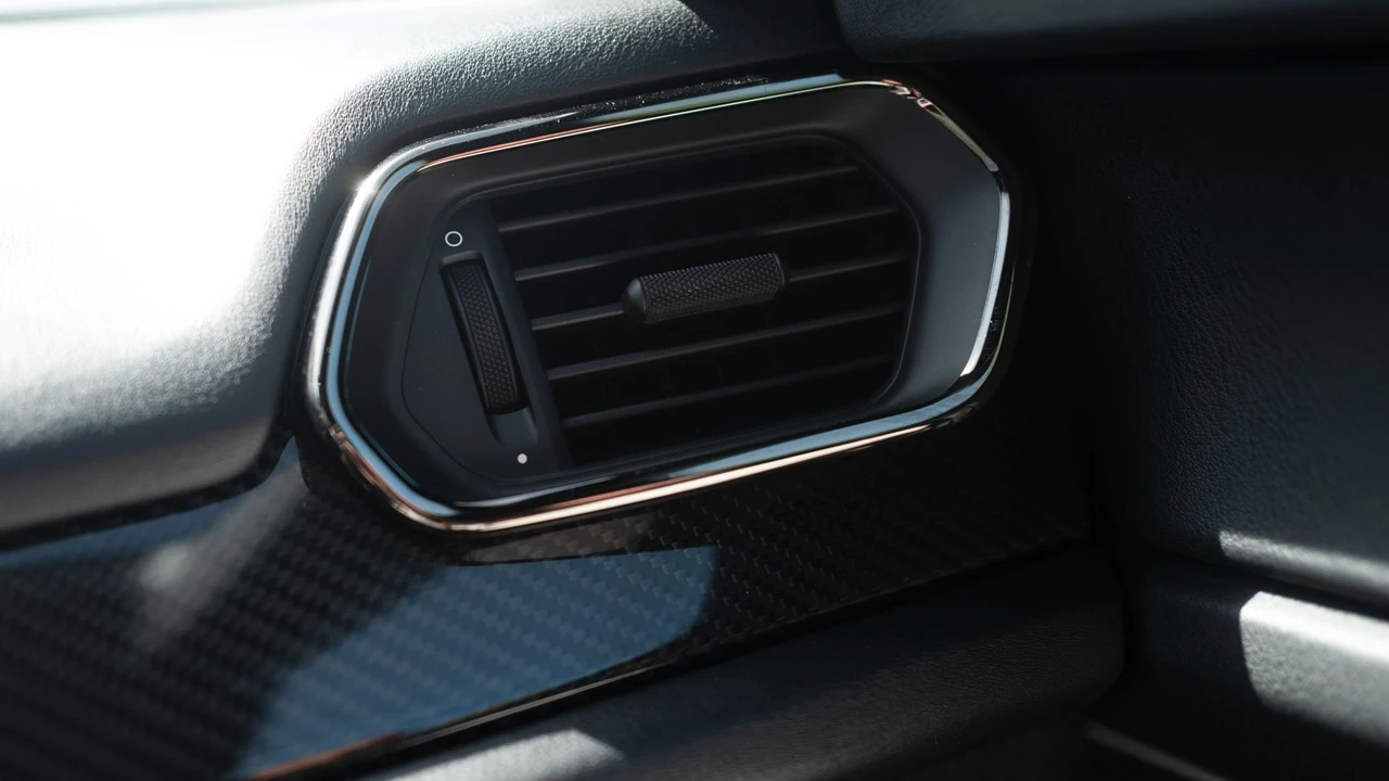 2015 Porsche 918 Spyder - Image 27 of 31